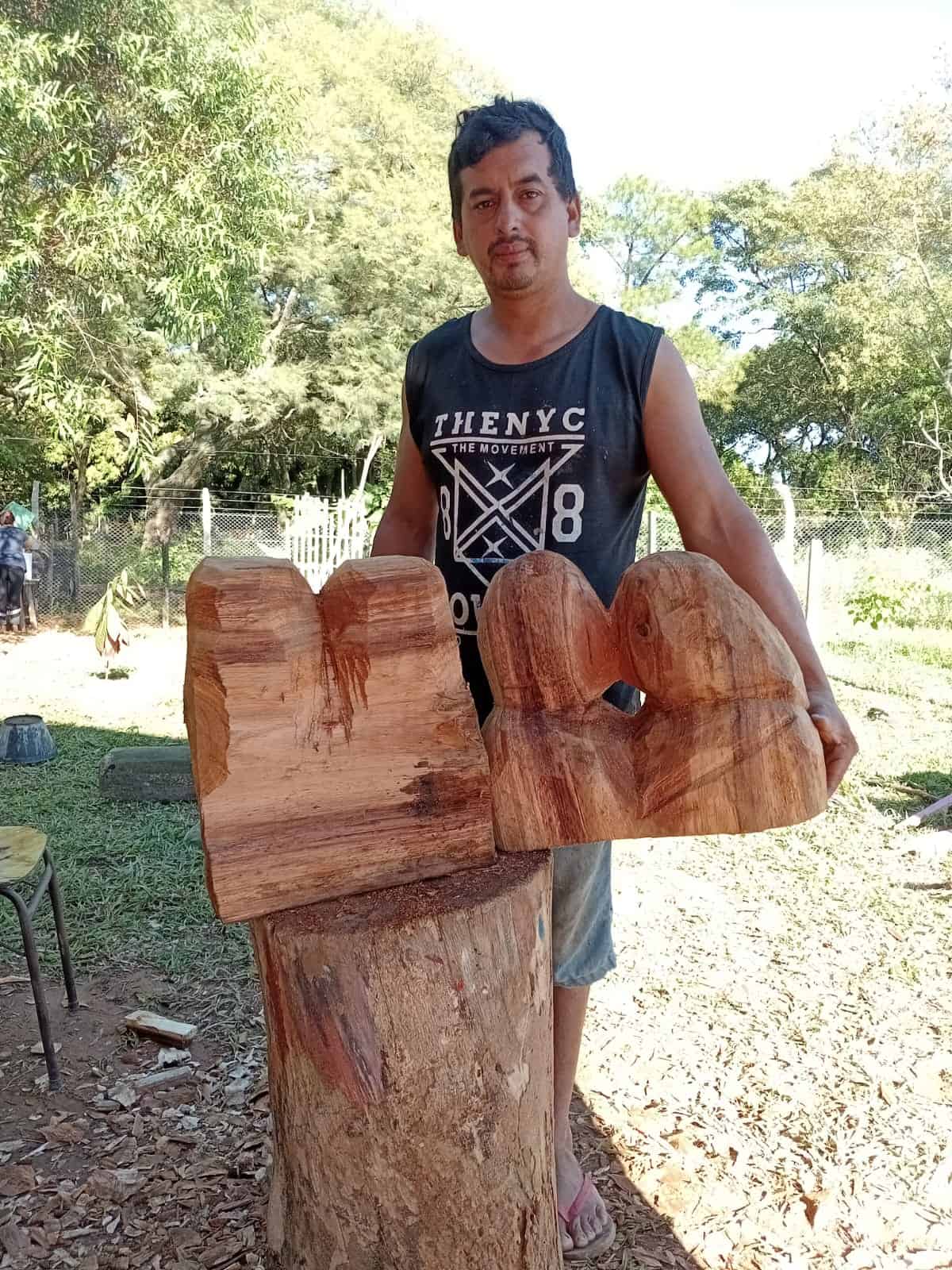 Gabriel Escobar, artesano de Altos, Cordillera, con las piezas de timbó durante la creación de la obra