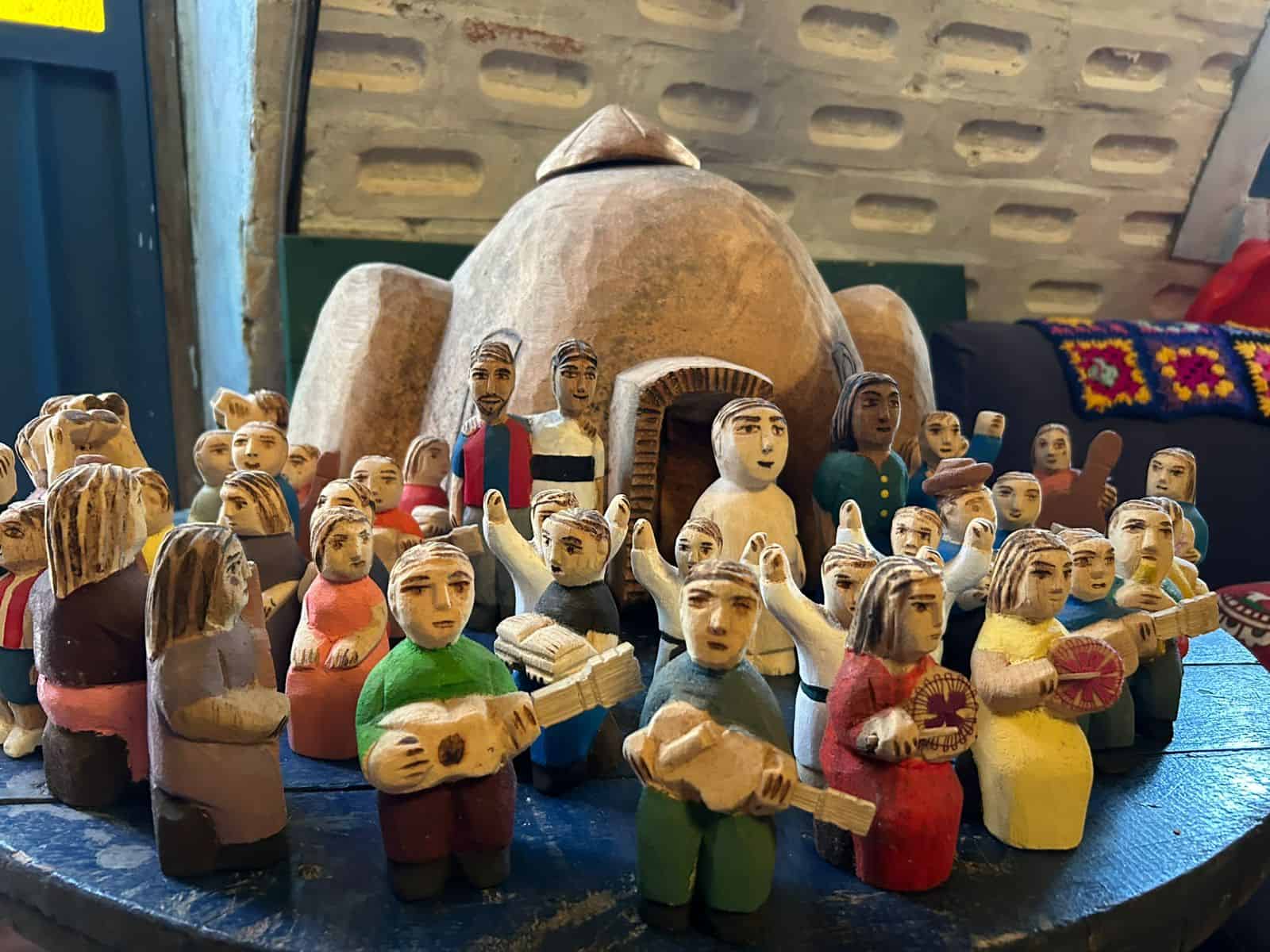 Vista completa de la obra: 54 figuras de timbó